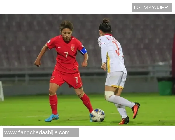 女足球星赛后脱下鞋子放松瞬间展现坚韧与优雅的双重魅力 女足球星赛后脱下鞋子放松瞬间展现坚韧与优雅的双重魅力