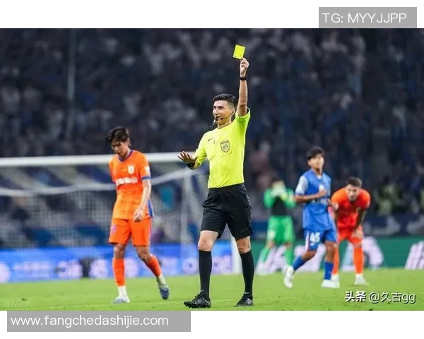 当绿茵巨星突然被推倒全场震惊裁判判罚引发热议